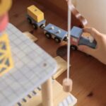 Tooky Toy magnetinis medinis uosto krano rinkinys - Image 5